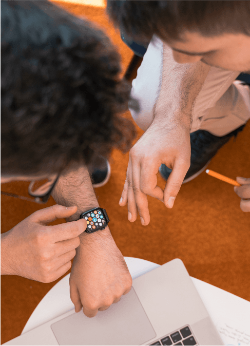 Persone che interagiscono con uno smartwatch